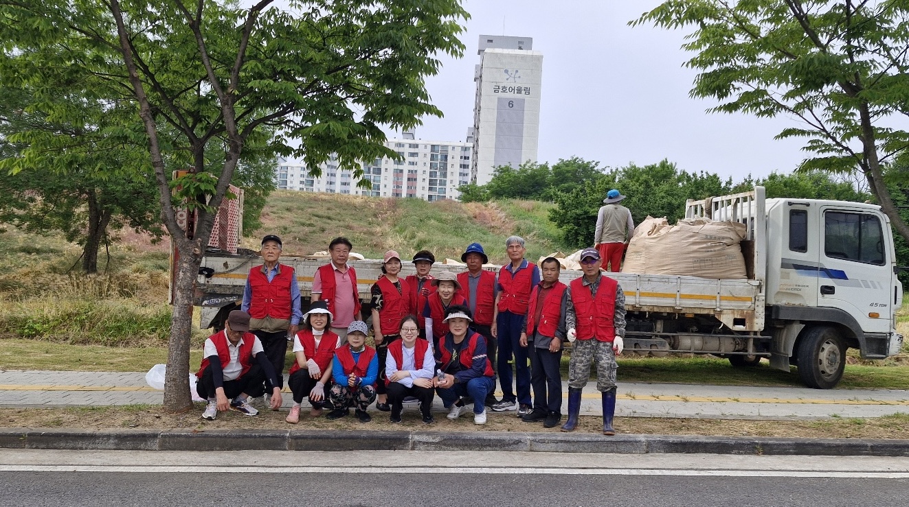 연수구는 지난 8일 선학동 공한지에 파종한 보리 150포를 수확해 지역 내 노인복지관에 기부했다